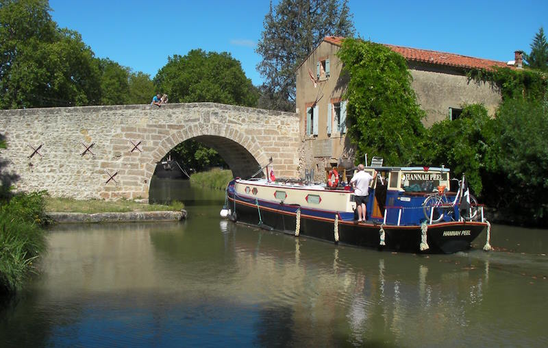 barco cruzando un puente del canal du midi