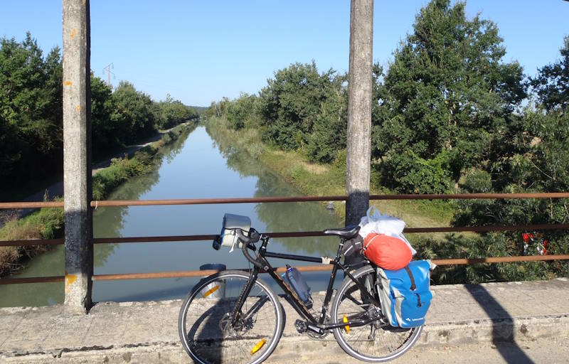 mi bici gravel en el canal del garona