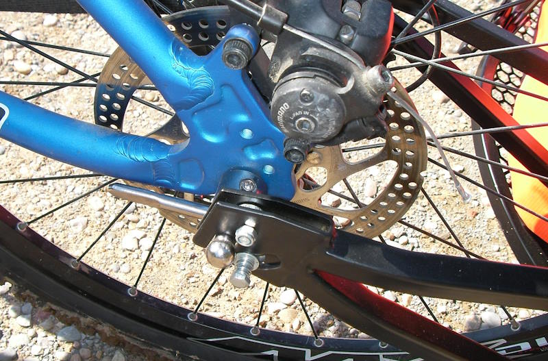 detalle de como engancha el remolque a la bici