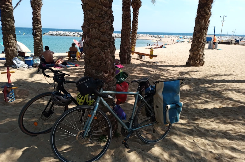 PIRINEXUS FÁCIL: 263 KM POR GIRONA SIN CRUZAR LOS PIRINEOS 3 bicis playa palamos PIRINEXUS FÁCIL: 263 KM POR GIRONA SIN CRUZAR LOS PIRINEOS